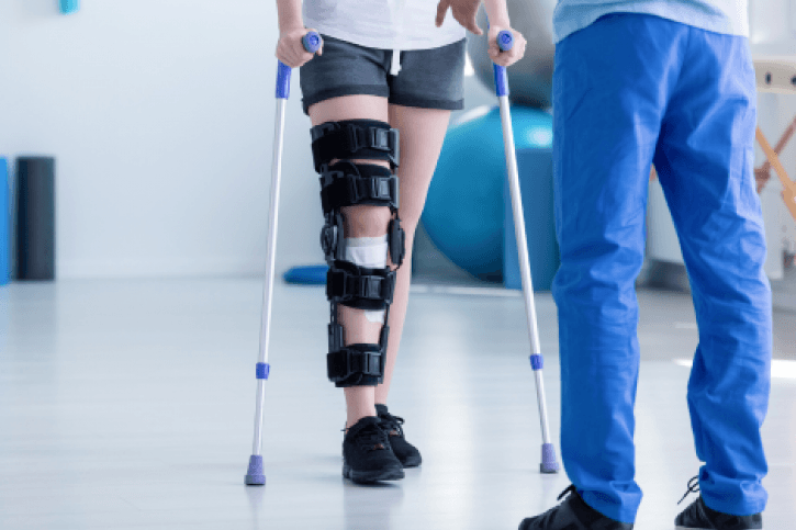 Chodzenie po złamaniu - jak bezpiecznie wrócić do sprawności?